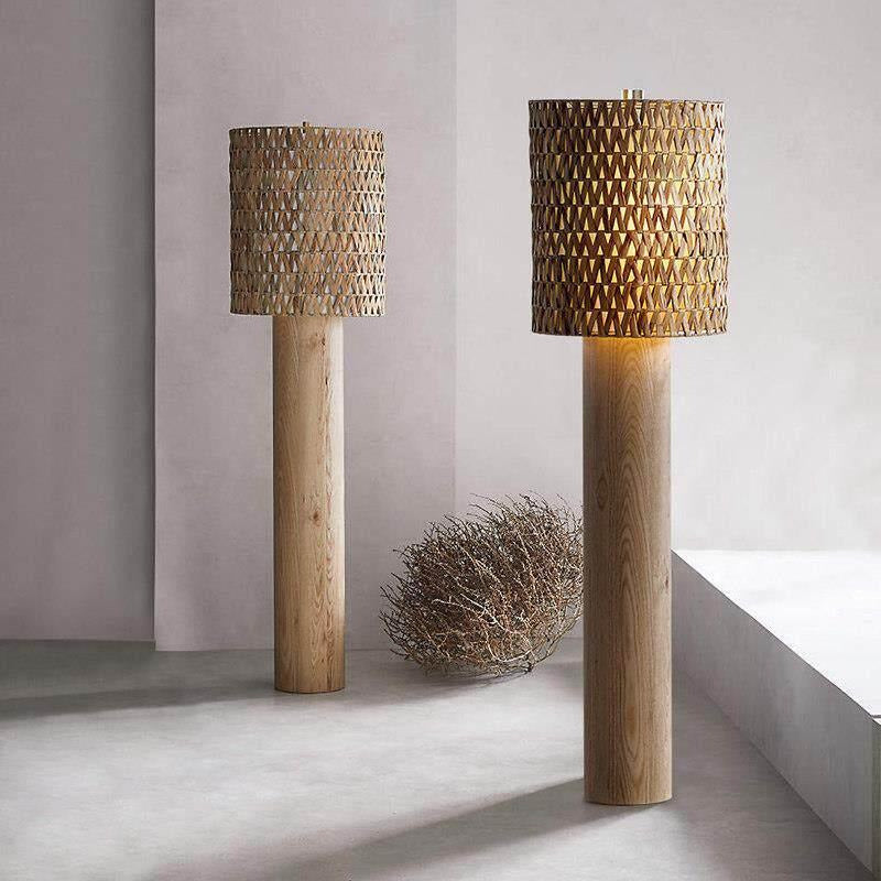 Lampadaire abat-jour tressé en bois dans un salon clair
