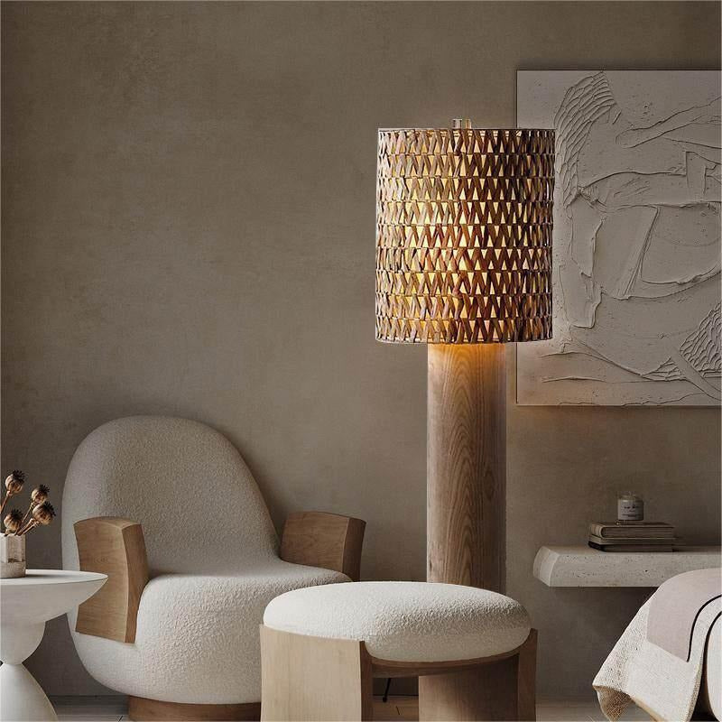 Lampadaire tressé près d'un fauteuil bouclette