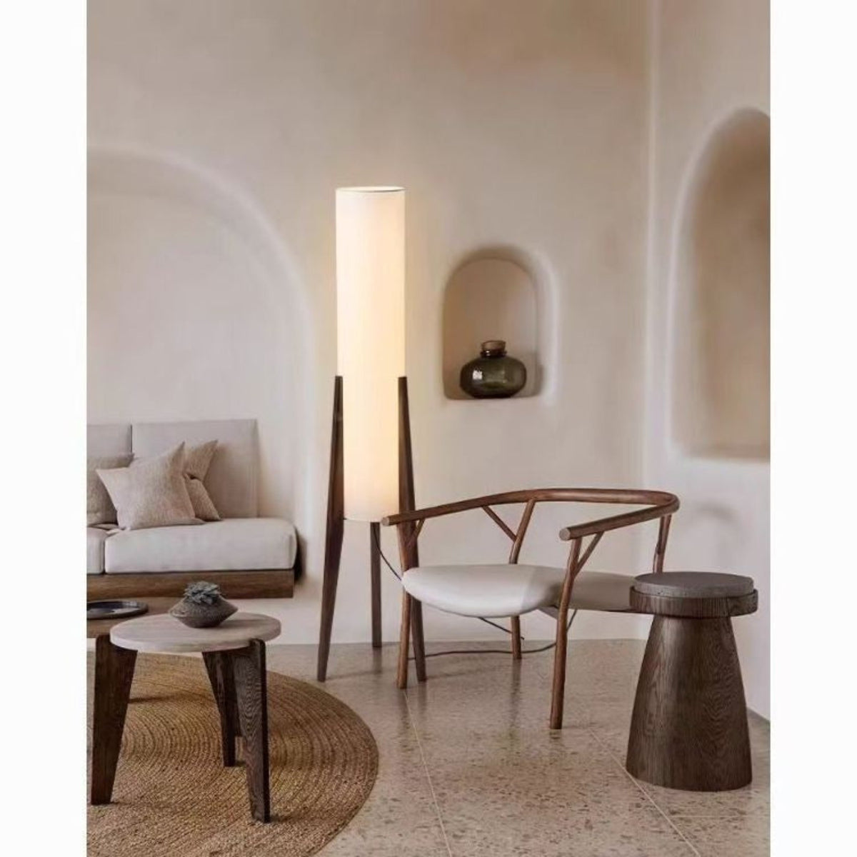 Lampadaire tripode bois près d'un fauteuil