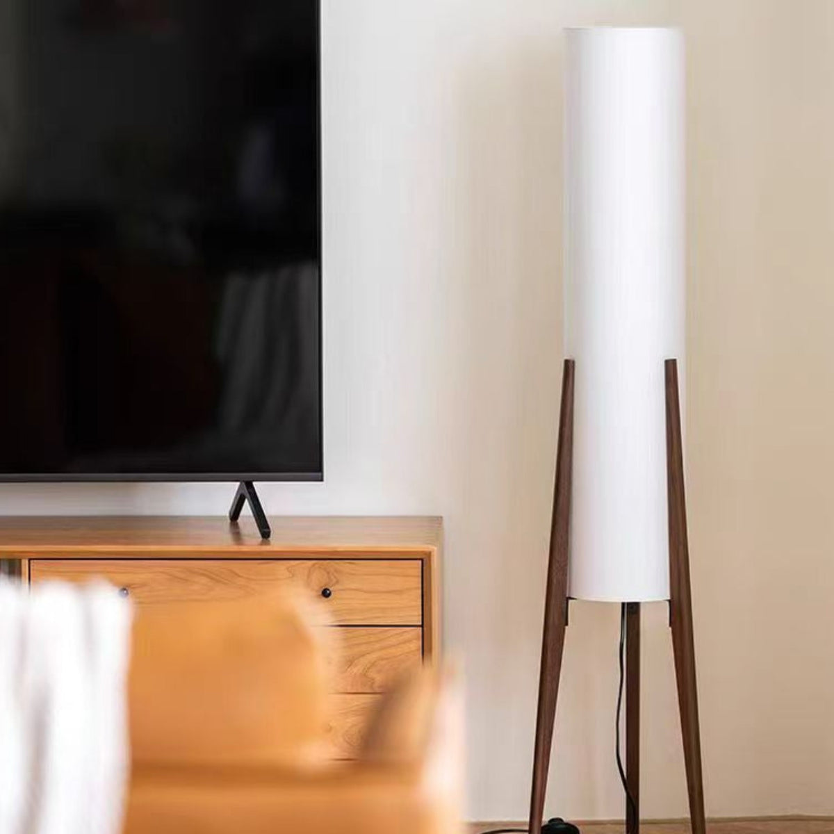 Lampadaire tripode bois, ambiance salon