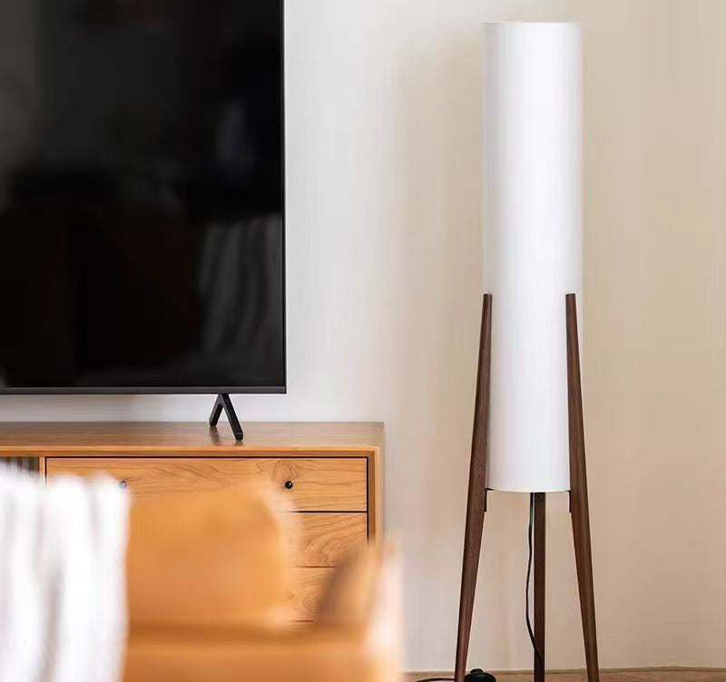 Lampadaire tripode bois, ambiance salon