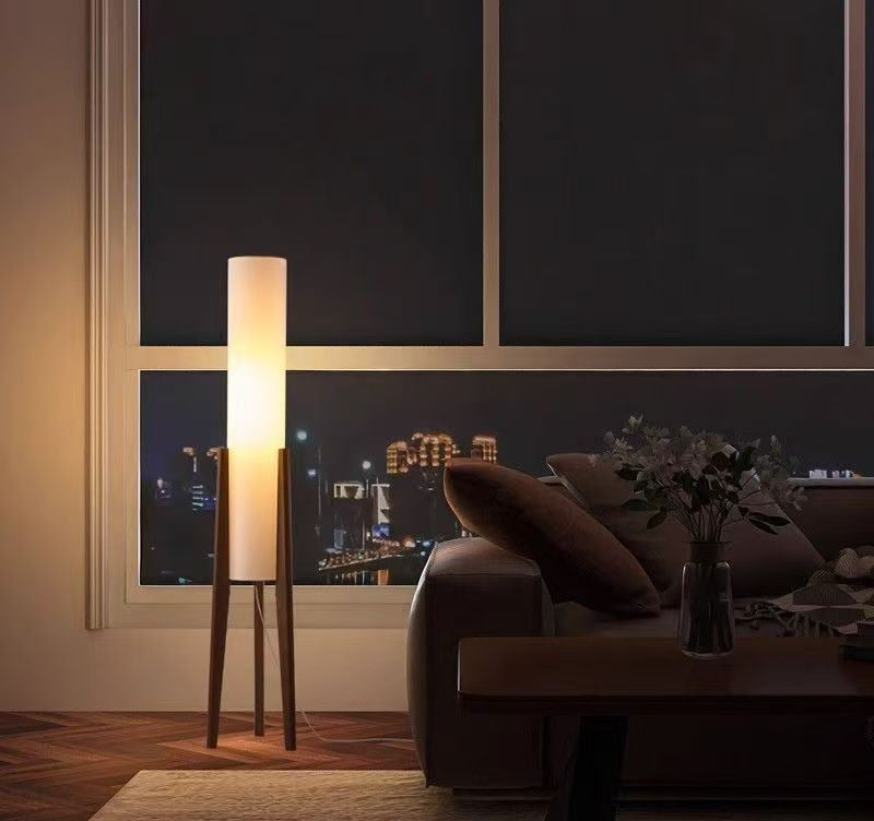 Lampadaire tripode bois allumé le soir
