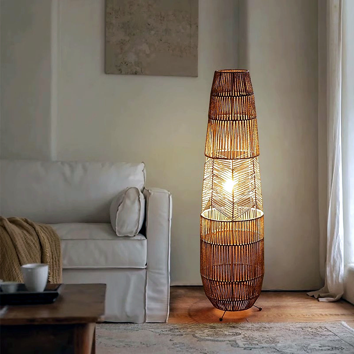 Lampadaire en rotin tressé AUBRYNE dans un salon