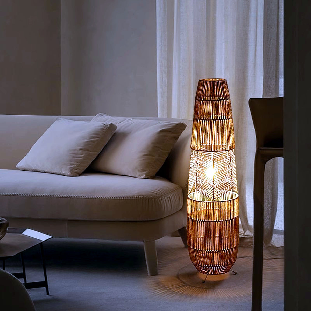 Lampadaire en rotin tressé AUBRYNE, ambiance chaleureuse