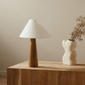 Lampe à poser conique en bois massif sur une console