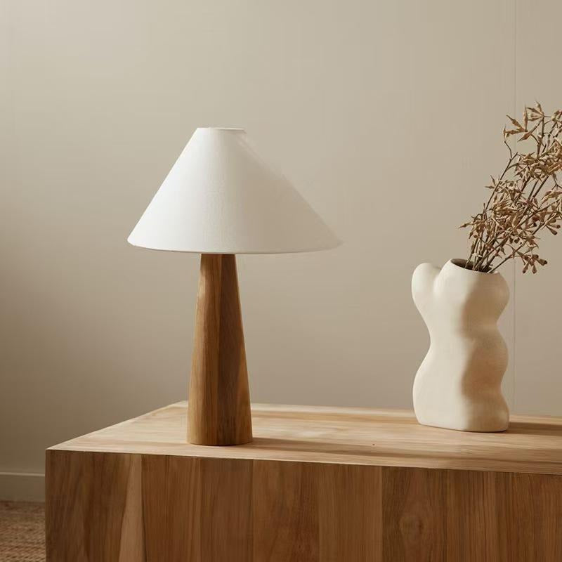 Lampe à poser conique en bois massif sur une console