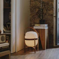 Lampe lanterne en noyer cintré et verre opalin, posée au sol