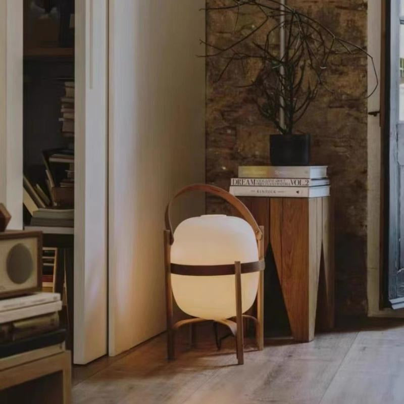 Lampe lanterne en noyer cintré et verre opalin, posée au sol