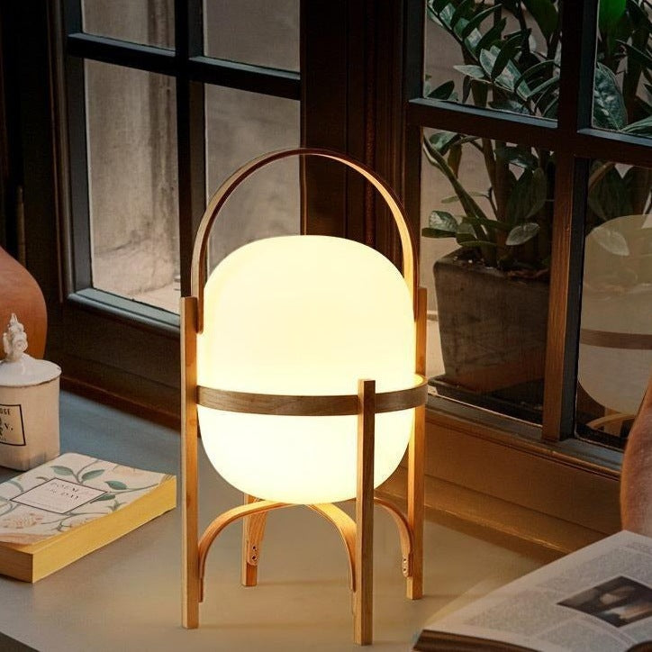 Lampe lanterne en bois cintré sur un rebord de fenêtre