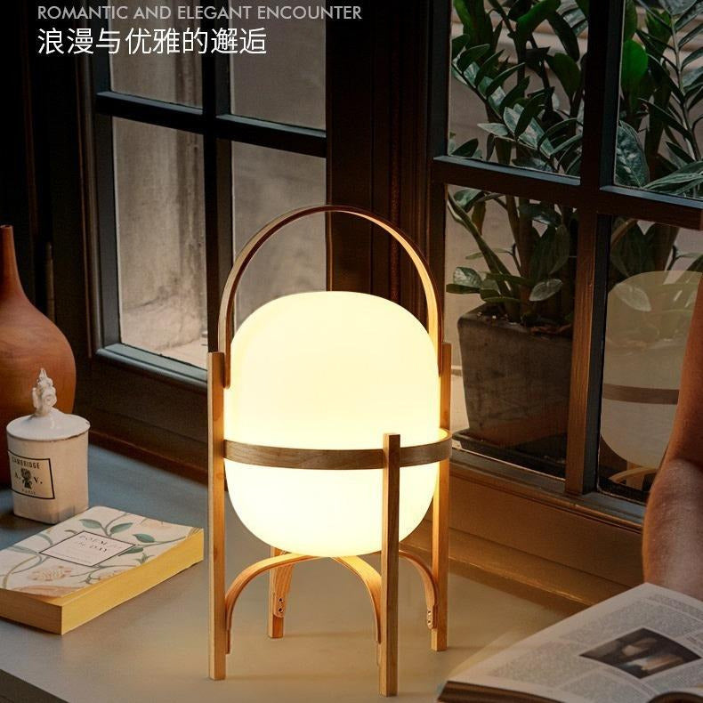 Lampe lanterne en bois cintré sur un rebord de fenêtre