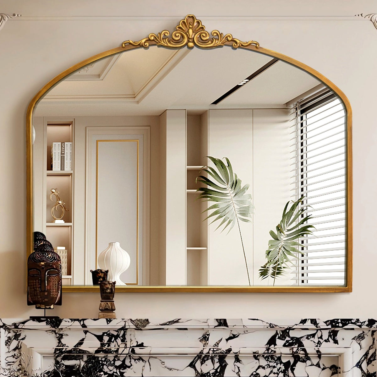 Miroir arche baroque doré au-dessus d'une cheminée en marbre