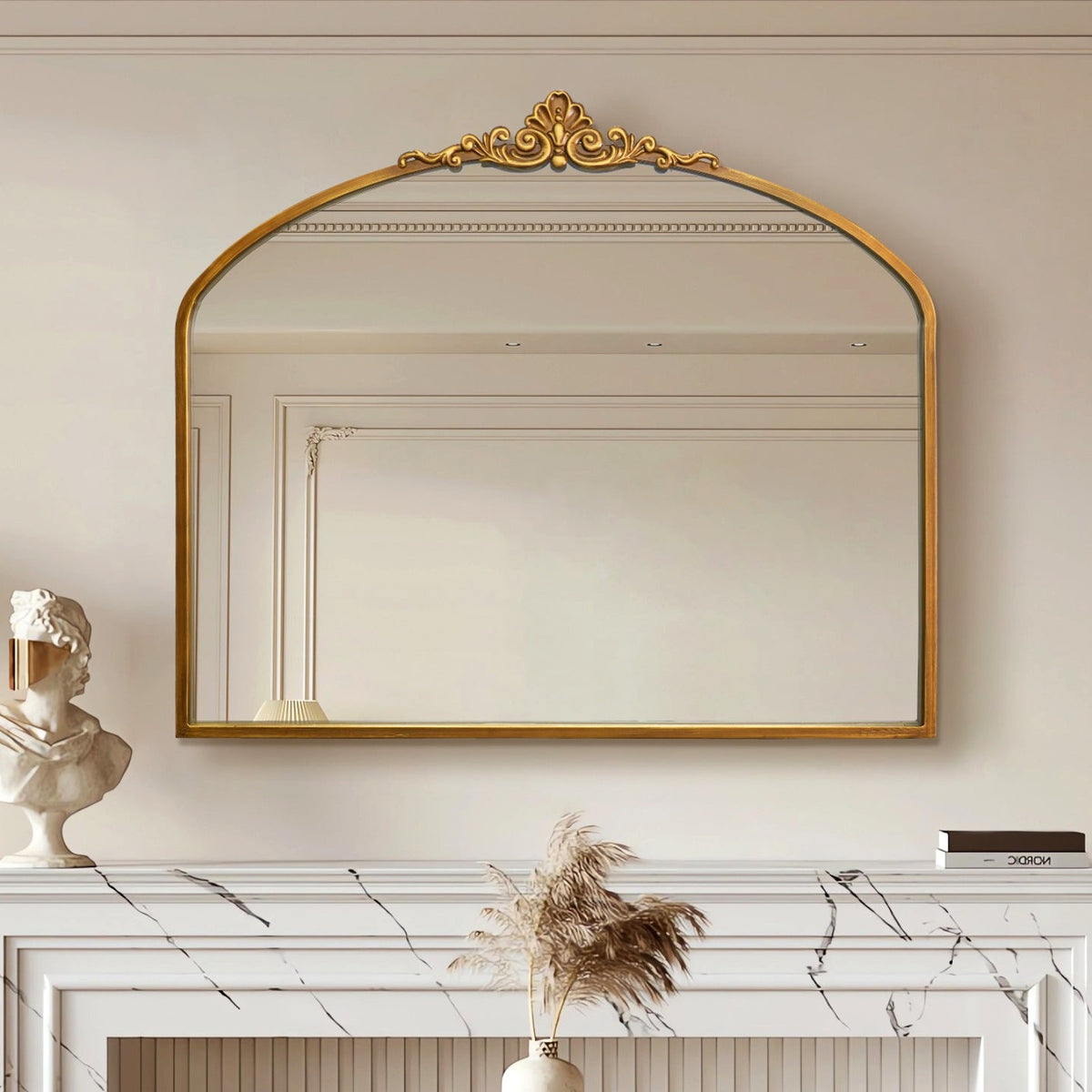 Miroir arche baroque doré dans un salon classique