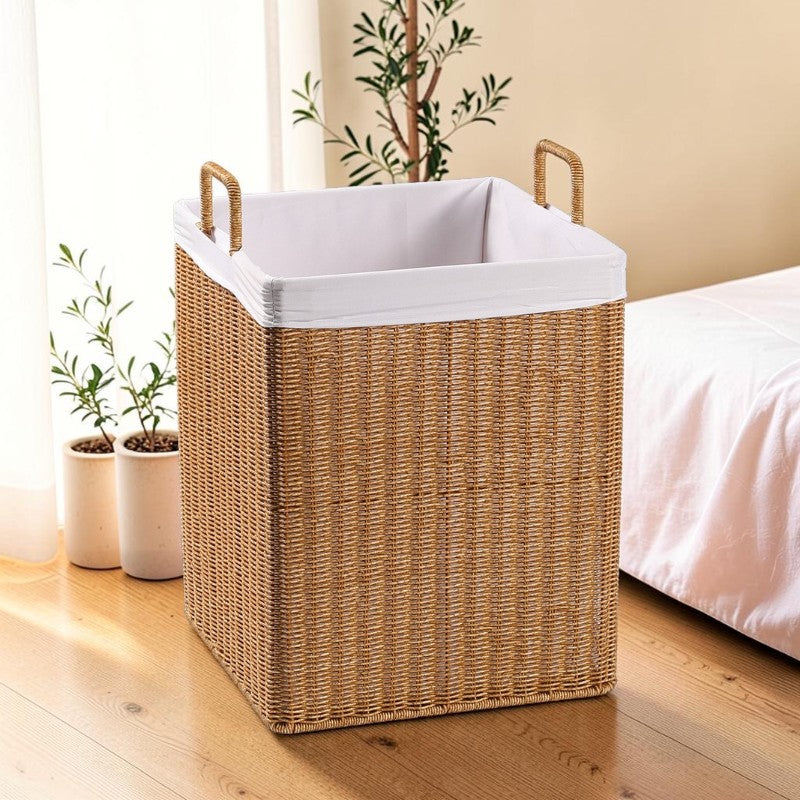 Panier à linge AUBRYNE effet rotin dans une chambre lumineuse