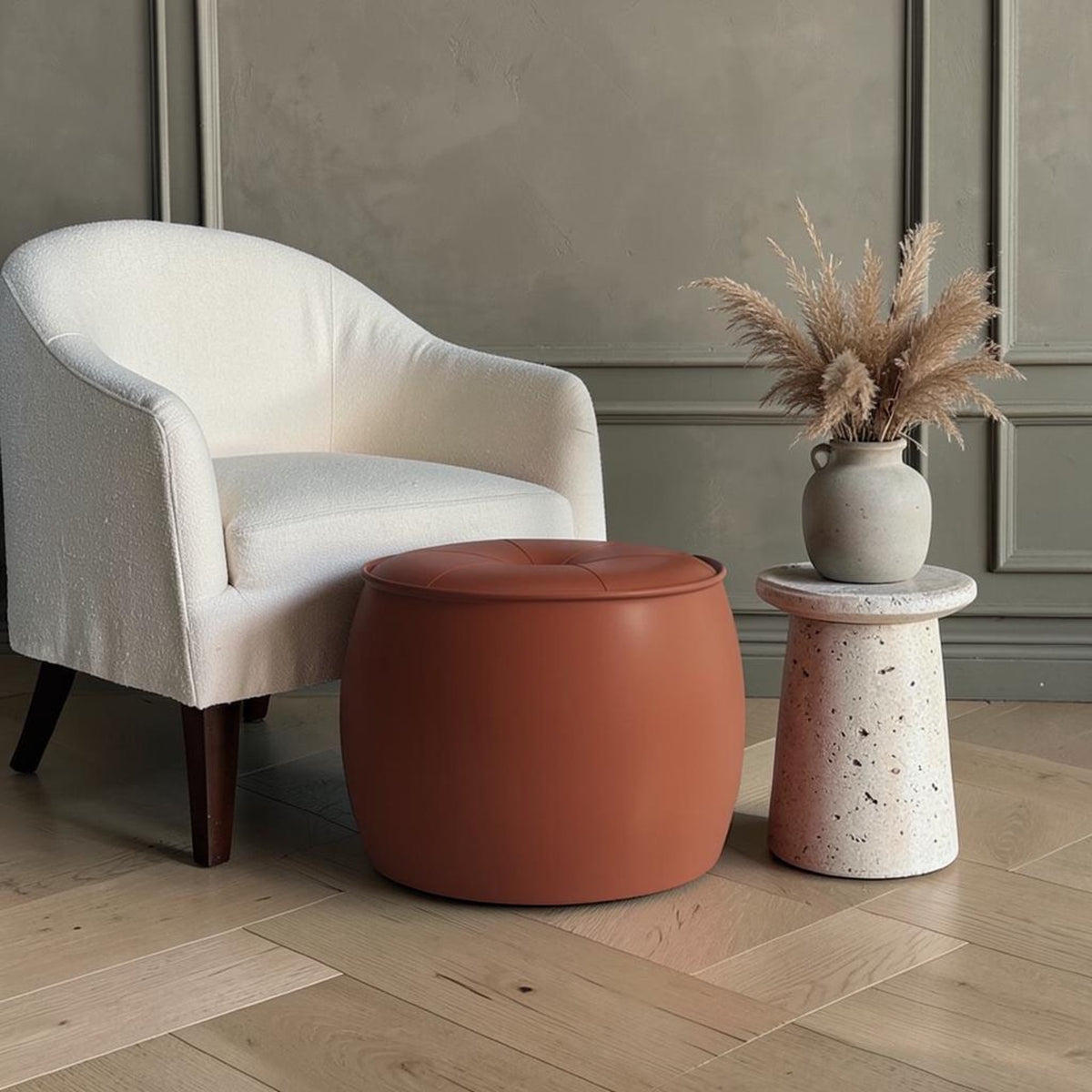 Pouf rond café devant un fauteuil en lin