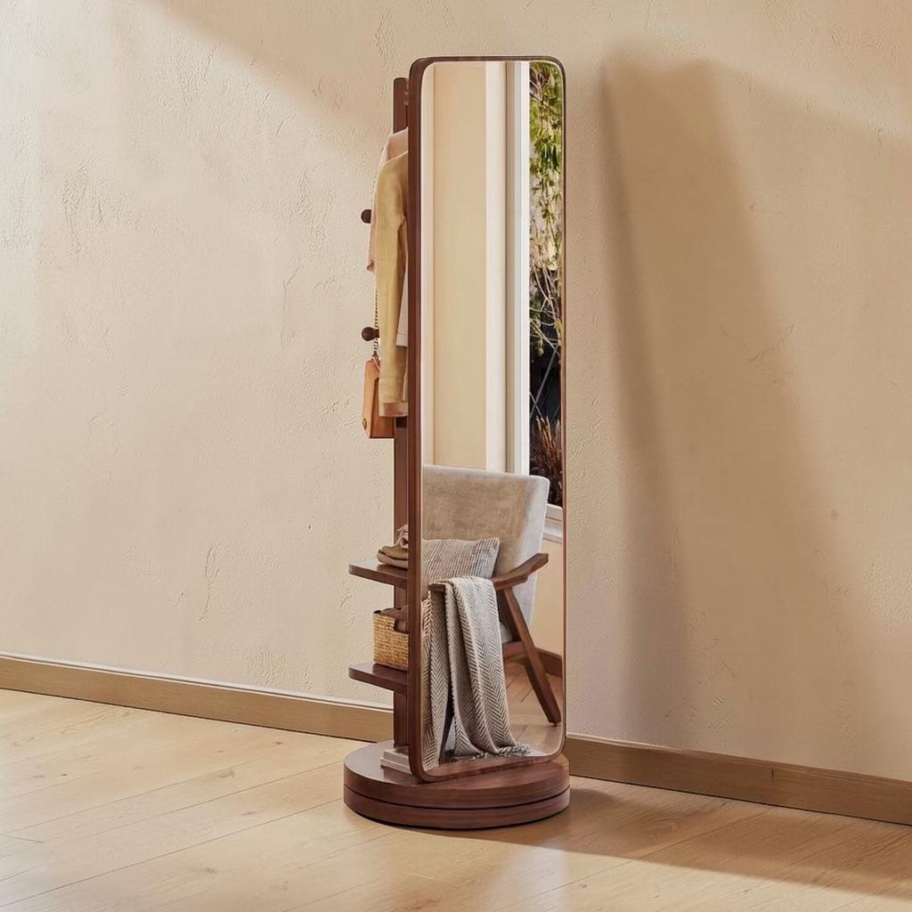 Miroir sur pied pivotant 360° en noyer, portant et étagères au dos – mise en scène