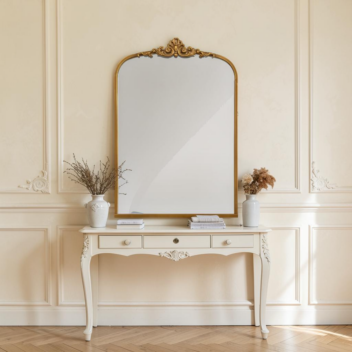 Miroir mural baroque doré en arche au-dessus d'une console crème sculptée