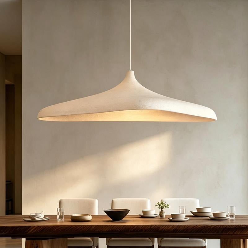 Suspension allongée blanche au-dessus d'une table à manger