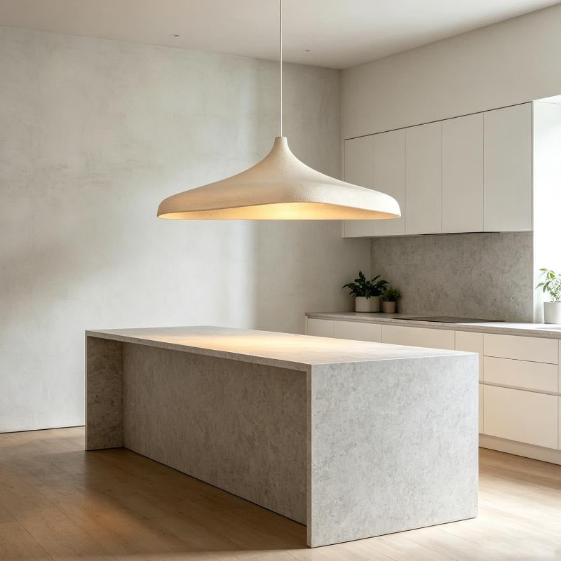 Suspension allongée blanche au-dessus d'un îlot de cuisine