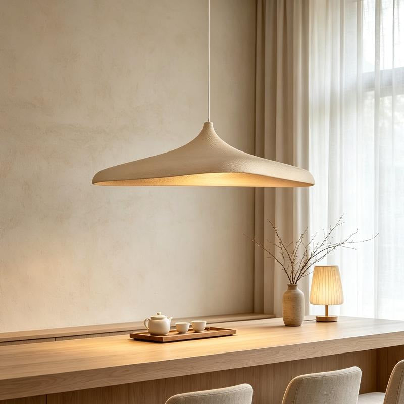 Suspension allongée blanche, table en bois clair