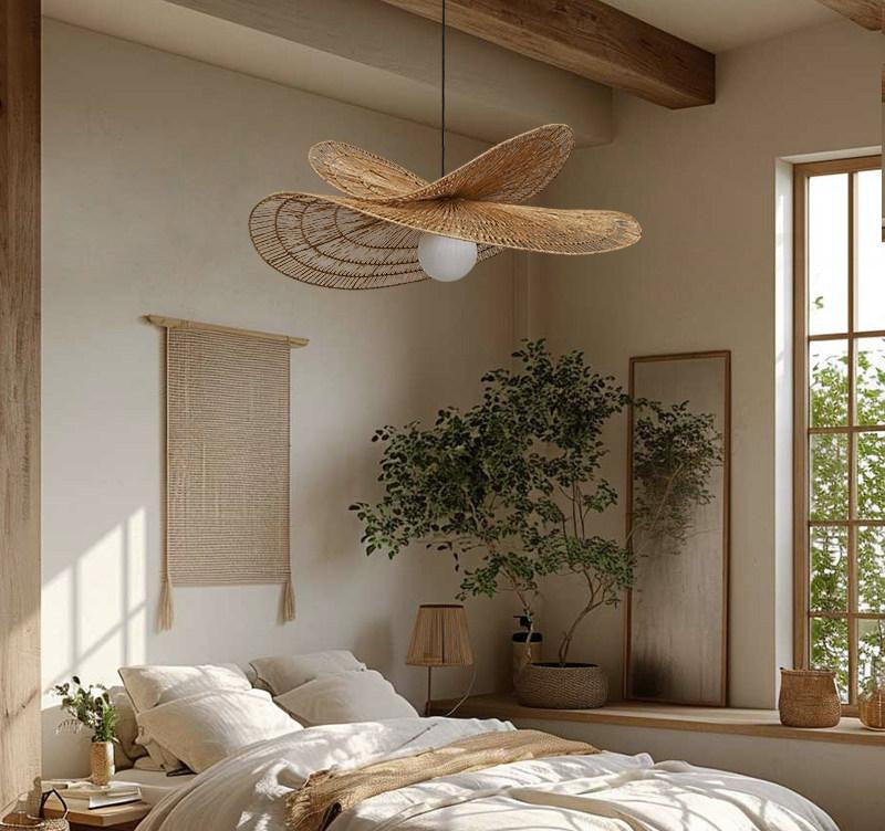 Suspensions chapeau en rotin dans une chambre
