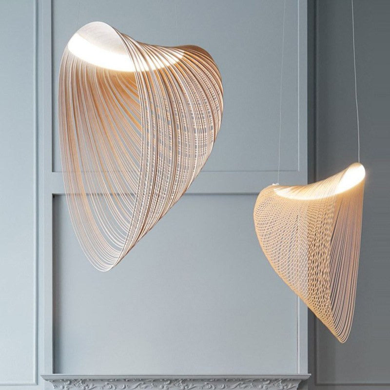Suspension sculpturale en lamelles de bois, forme coquille, en duo