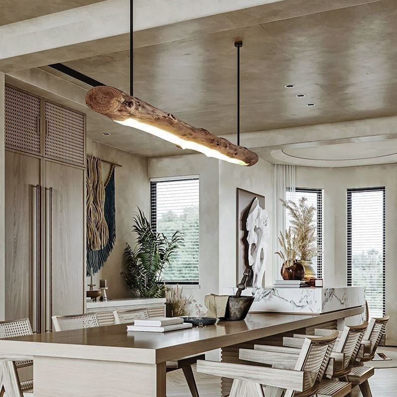 Suspension tronc de bois brut, esprit wabi-sabi au-dessus d'une table