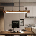Suspension tronc de bois brut dans une salle à manger sombre