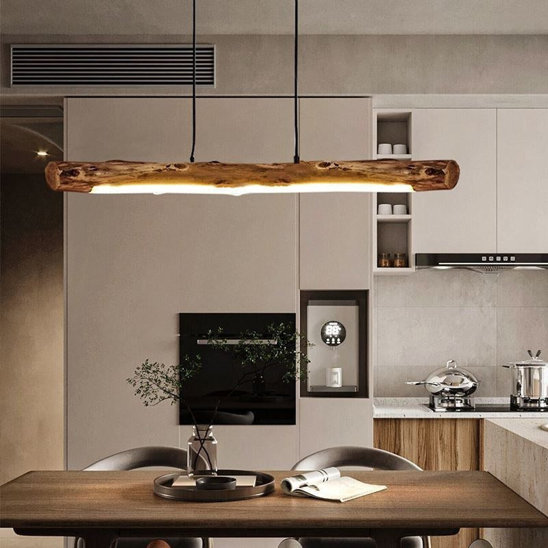Suspension tronc de bois brut dans une salle à manger sombre