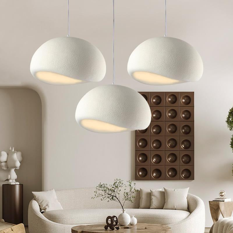 Trio de suspensions wabi-sabi blanches au-dessus d'un canapé