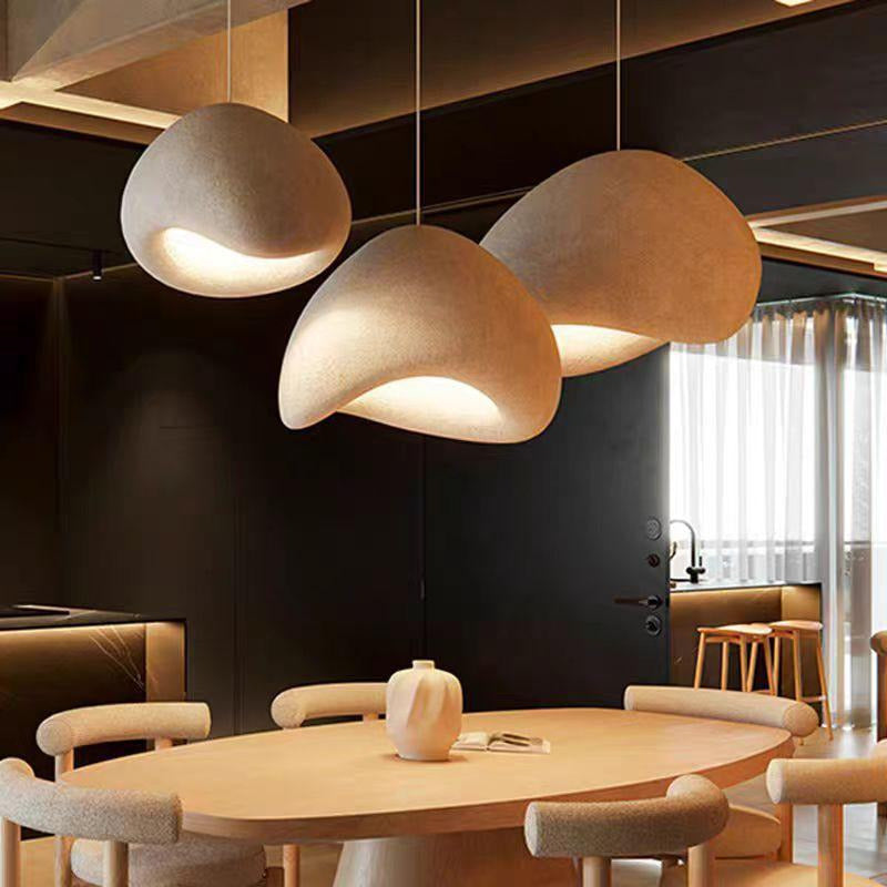 Suspensions wabi-sabi au-dessus d'une table à manger