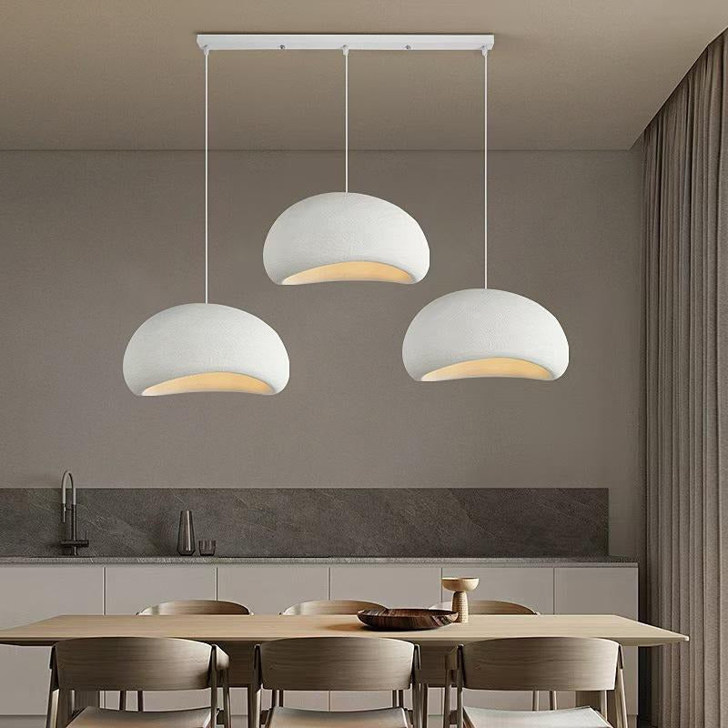 Trio de suspensions wabi-sabi sur barre au-dessus d'une table