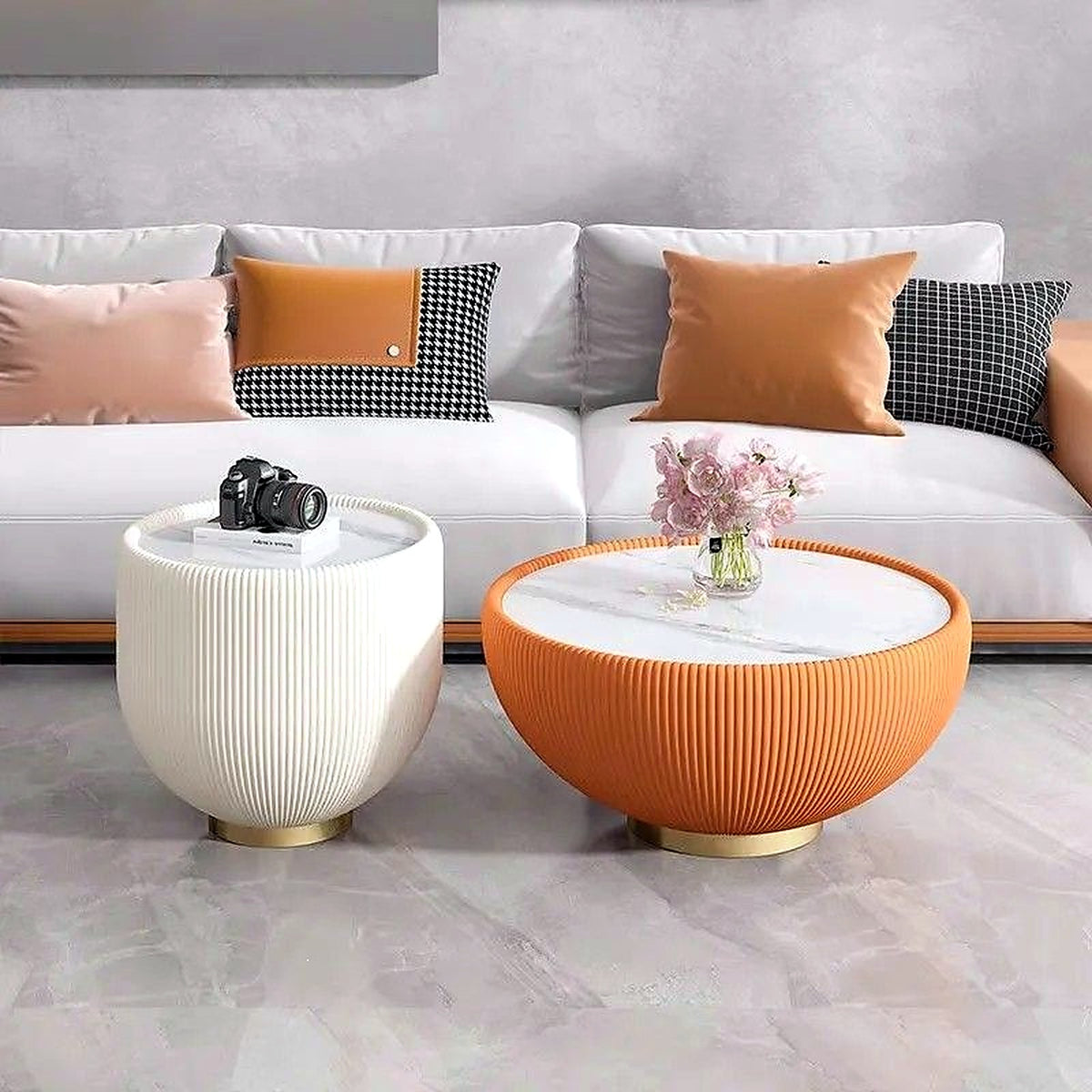 Duo de tables basses rondes cannelées AUBRYNE, petite blanche et grande orange, dans un salon