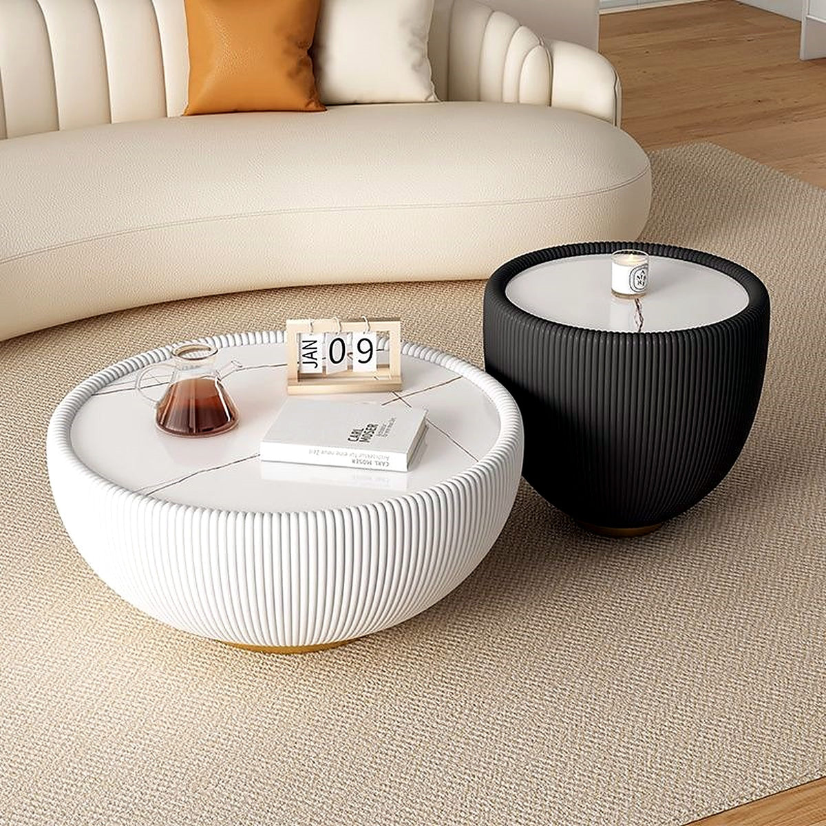 Duo de tables basses rondes, grande blanche et petite noire