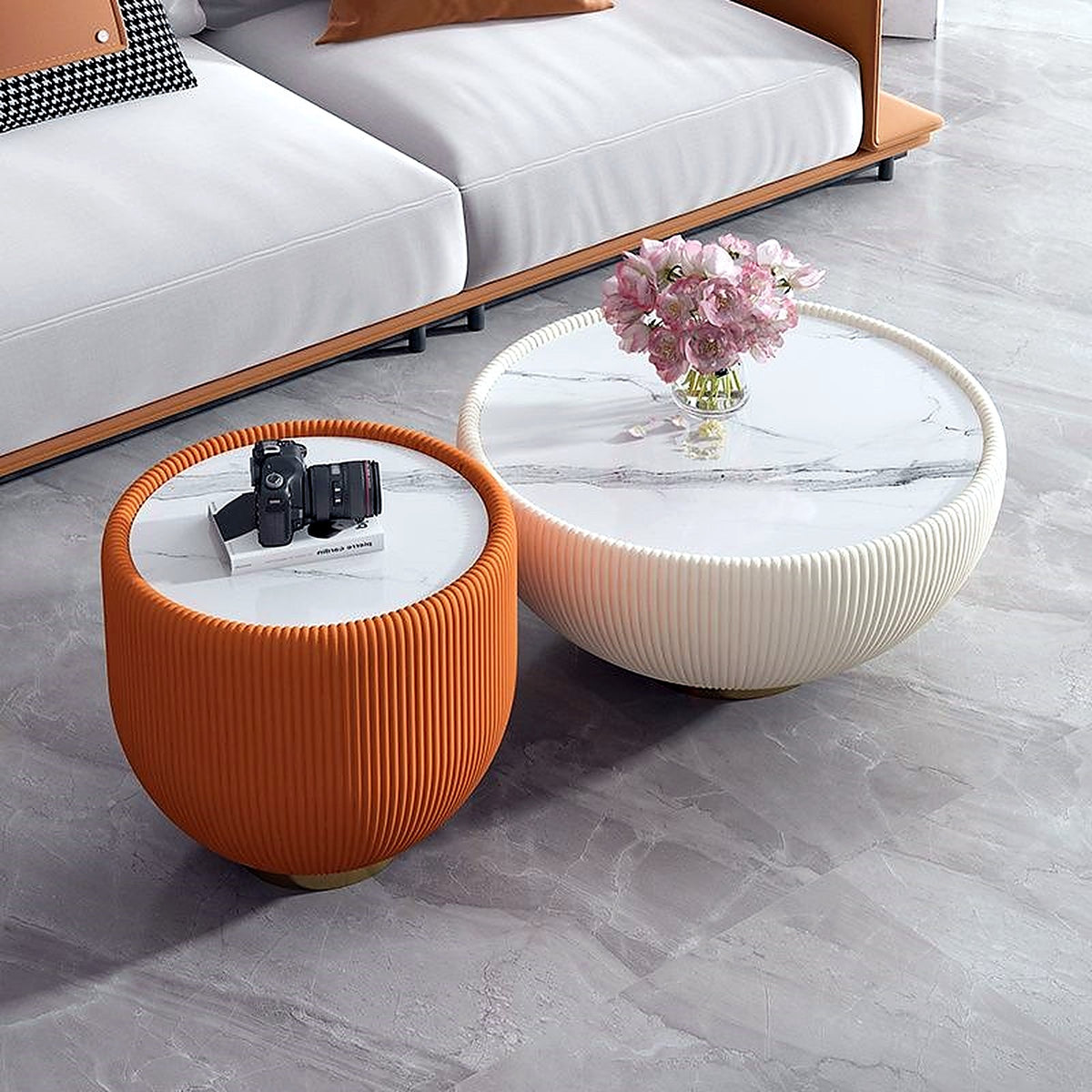 Duo de tables basses : grande blanche, petite orange