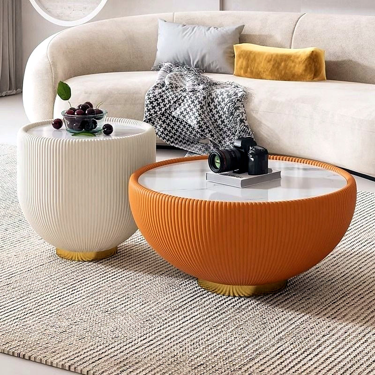 Duo de tables basses : grande orange, petite blanche