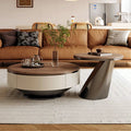 Table basse ronde AUBRYNE noyer et crème avec table d'appoint, dans un salon