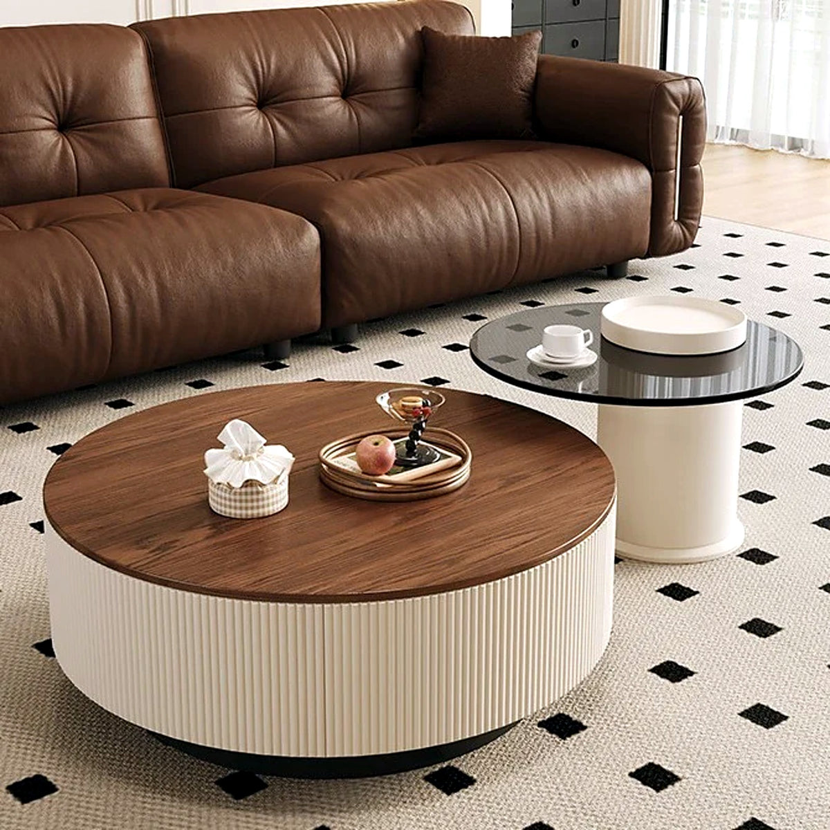 Table basse ronde noyer devant un canapé capitonné en cuir