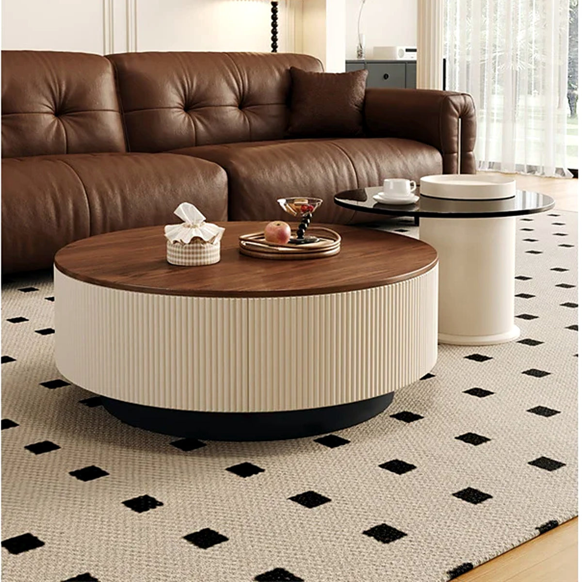 Table basse ronde noyer et crème dans un salon lumineux