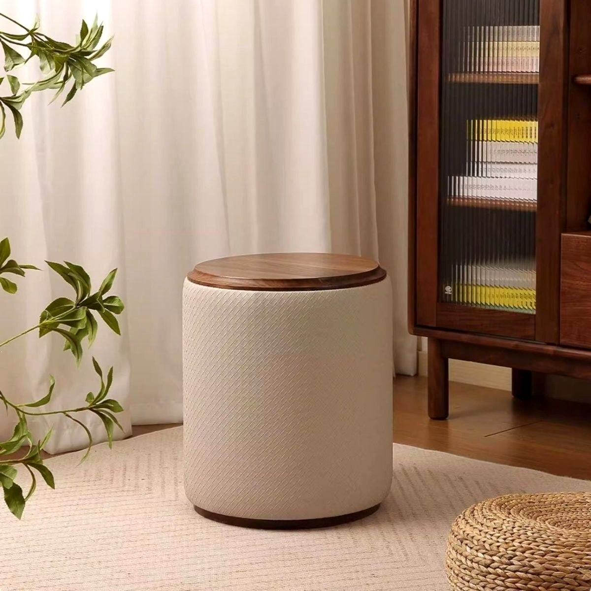 Tabouret rond tressé abricot et plateau noyer dans une chambre