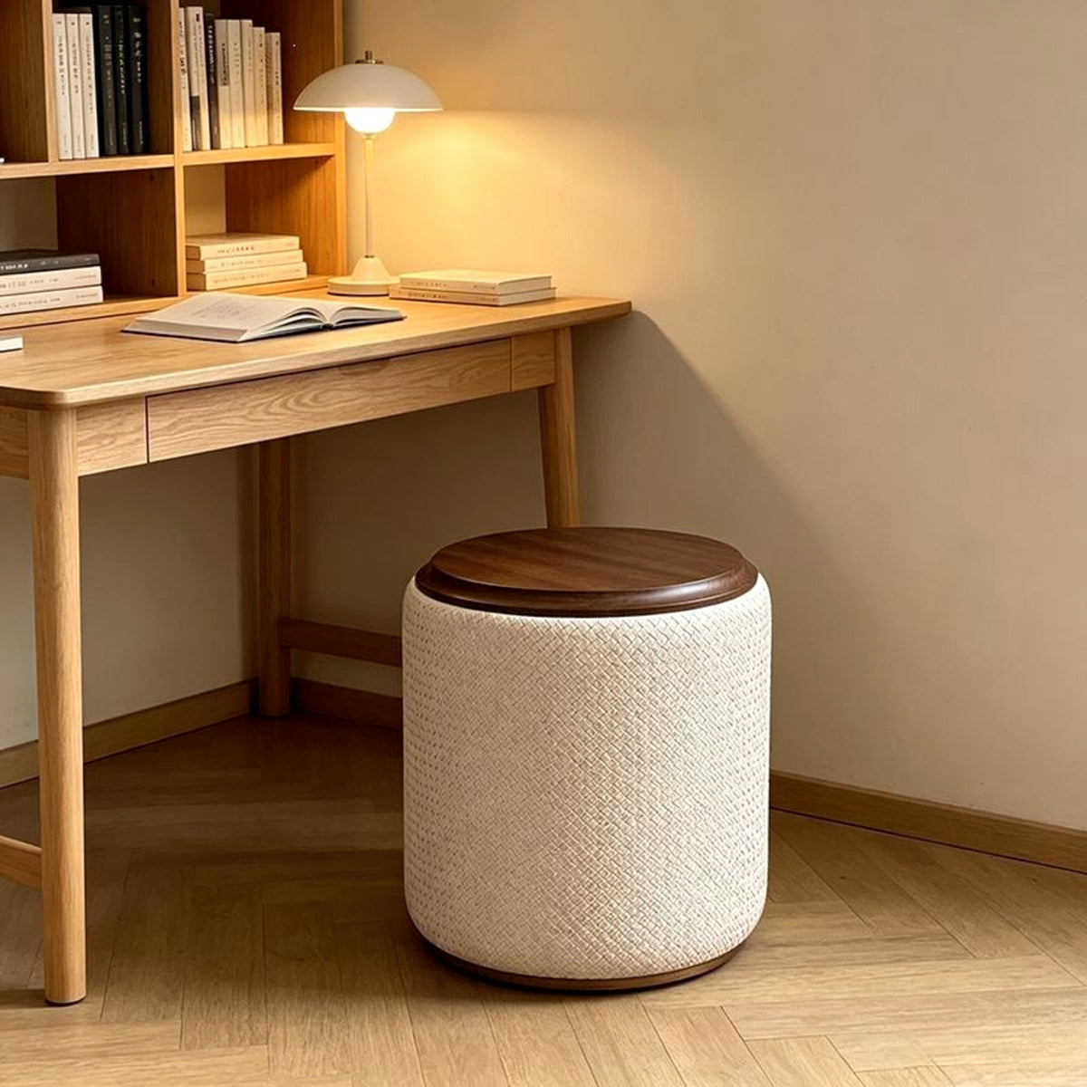 Tabouret rond tressé sous un bureau en bois