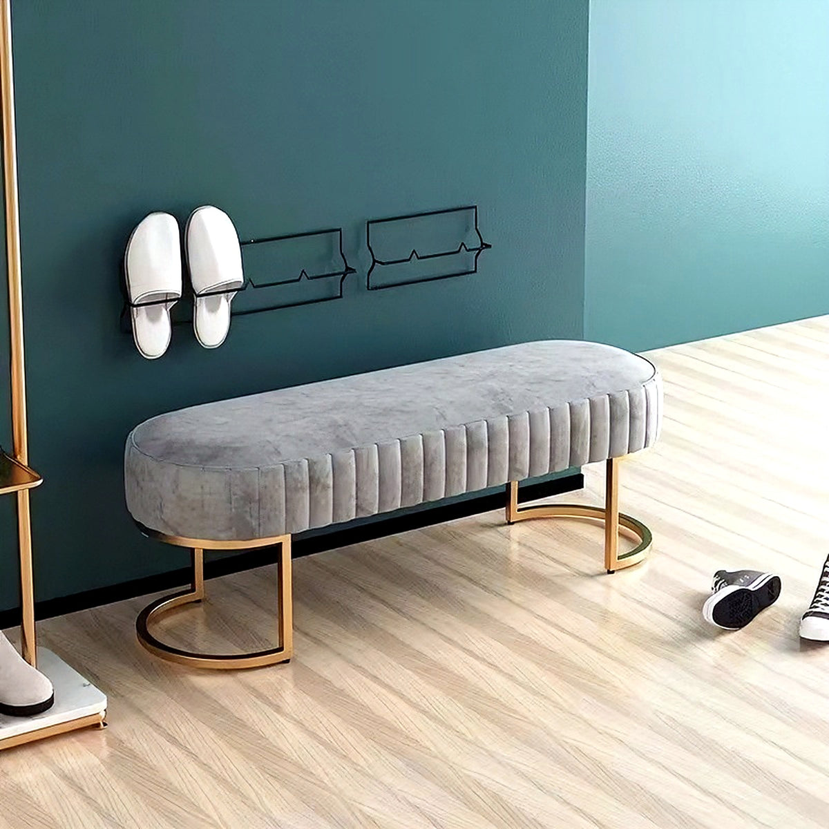 Banc bout de lit ovale en velours gris, ambiance entrée teal