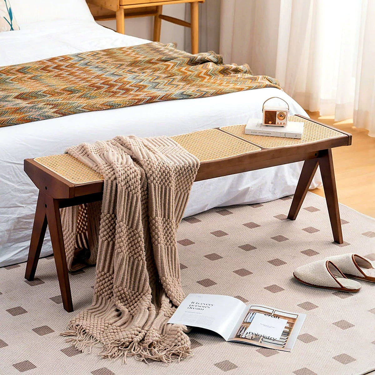 Banc bout de lit en rotin tressé dans une chambre
