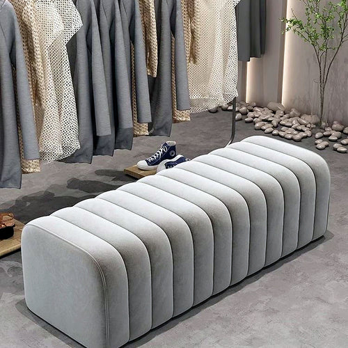 Banc bout de lit en velours cannelé gris perle dans un dressing