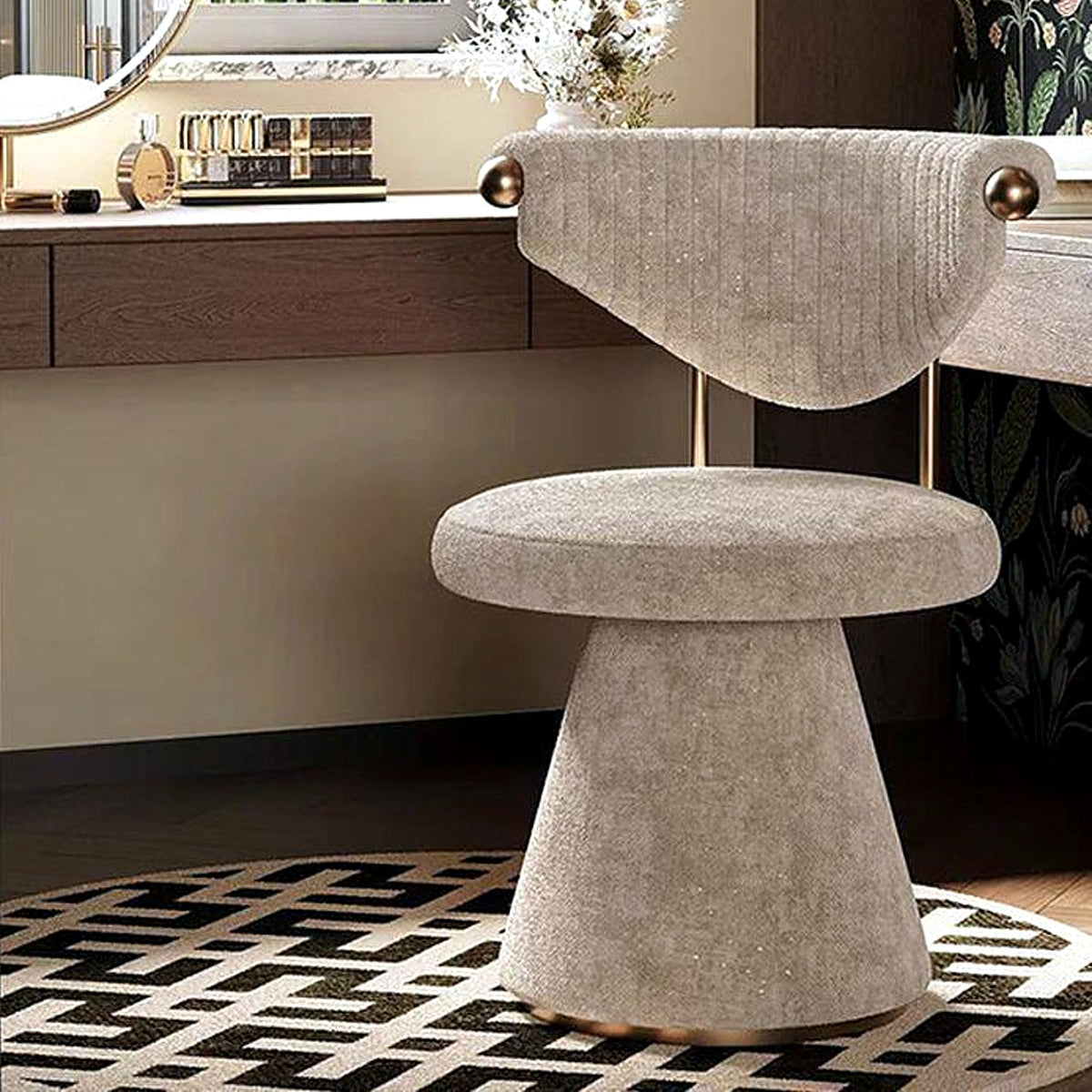 Chaise de coiffeuse pivotante en tissu bouclé beige latte devant une coiffeuse