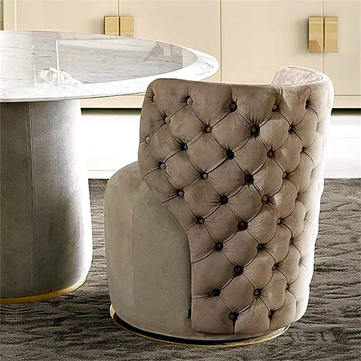 Dossier capitonné à boutons du fauteuil de coiffeuse en velours, socle doré