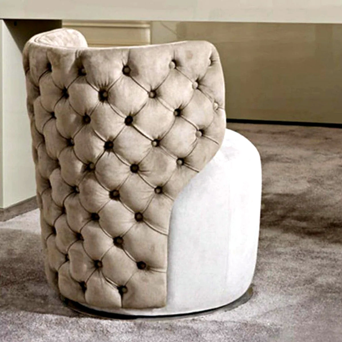Fauteuil de coiffeuse capitonné vu de trois quarts dos