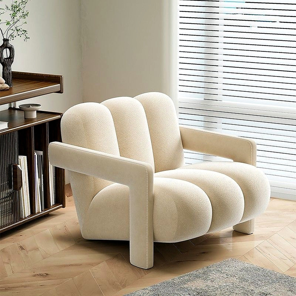 Fauteuil lounge à côtes blanc crème, vue de trois quarts
