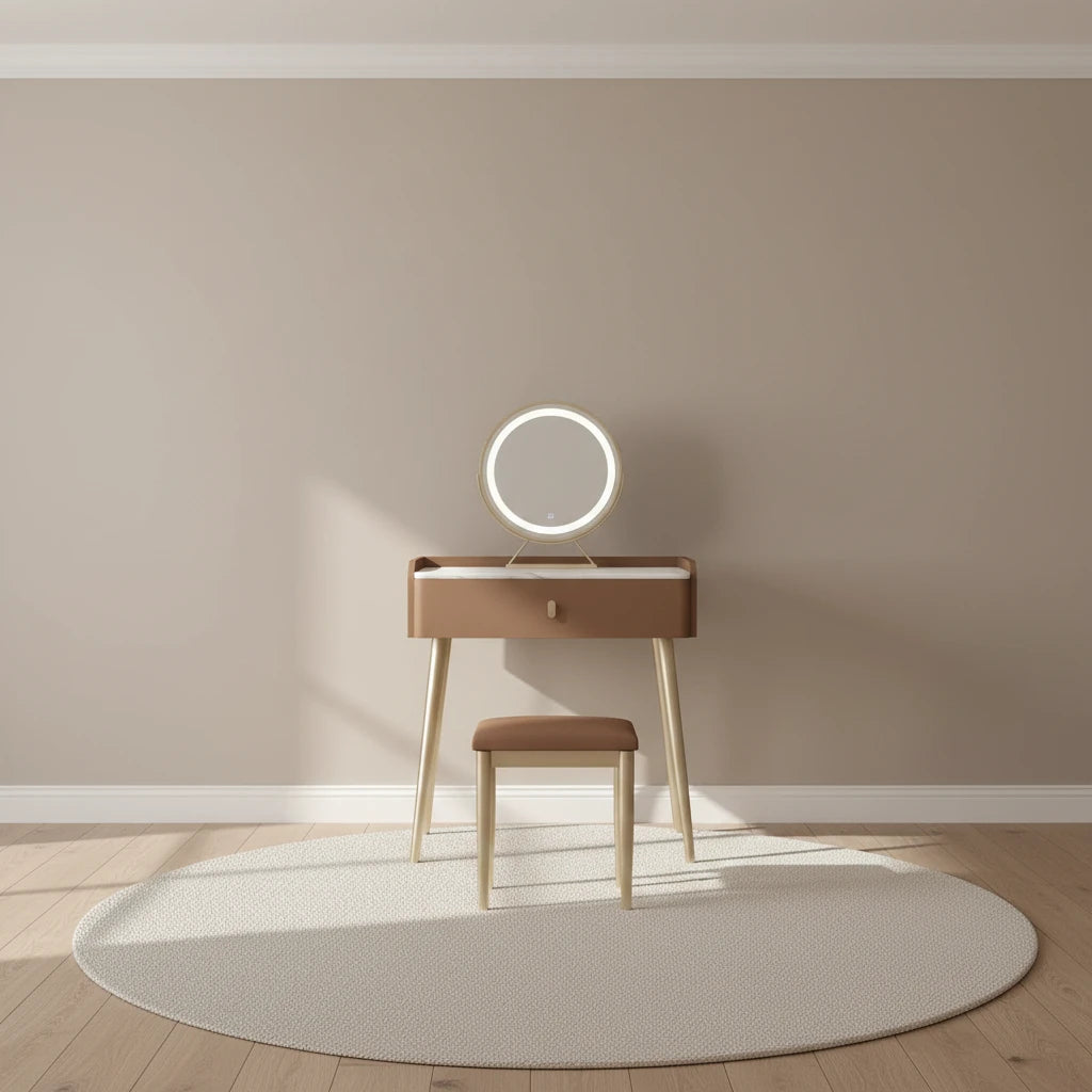 Petite coiffeuse gainée cuir avec miroir intelligent et tabouret – mise en scène