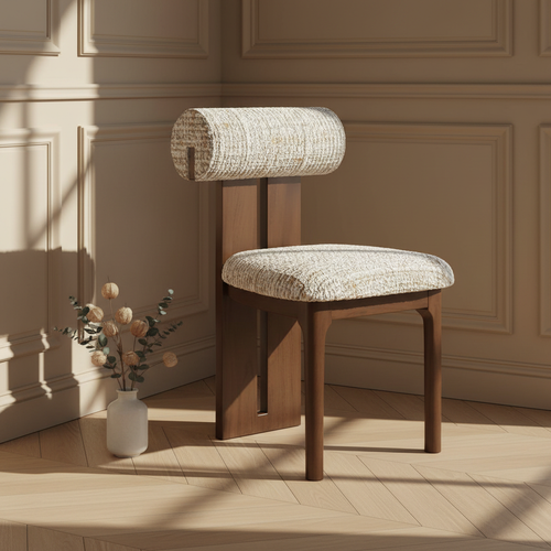 Chaise en bois massif noyer et tweed beige dans un intérieur parisien