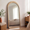 Grand miroir en arche AUBRYNE, cadre bois clair, dans une chambre lumineuse
